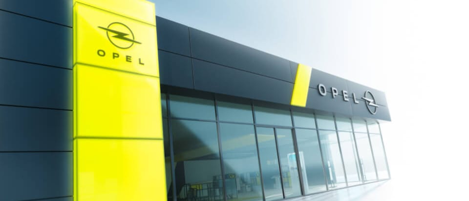 Vista frontale di una concessionaria Opel
