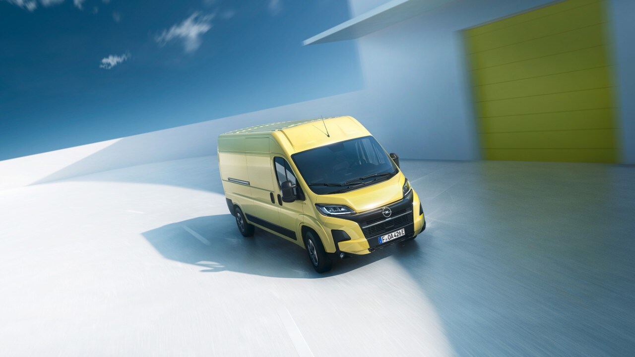 Vista laterale anteriore di Nuovo Opel Movano Electric