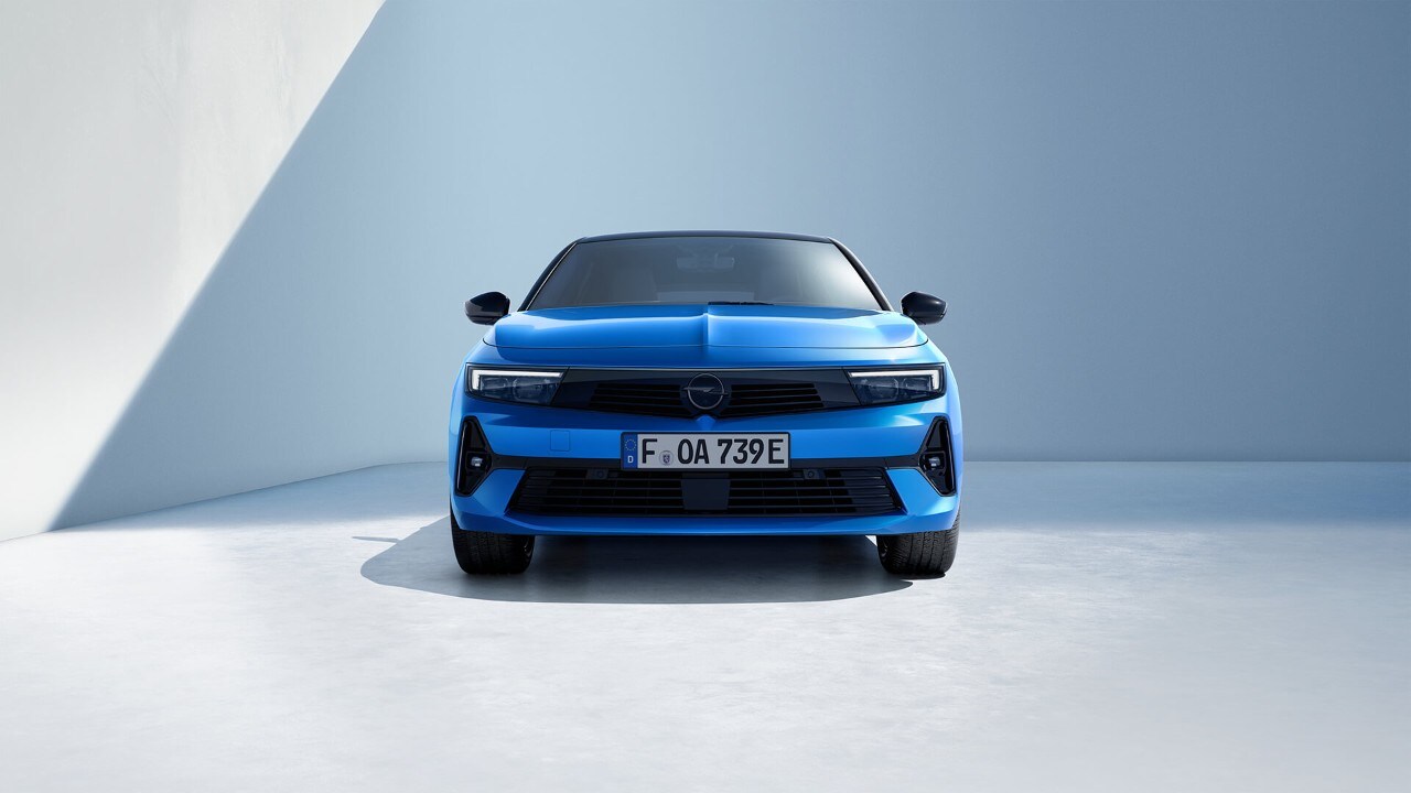 Vista frontale di Opel Astra Sports Tourer blu