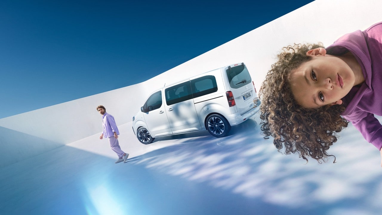 Una donna e un ragazzo con alle spalle un Nuovo Opel Zafira Life Electric bianco